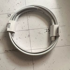 APPLE IPHONE/IPAD CHARGING CABLE
